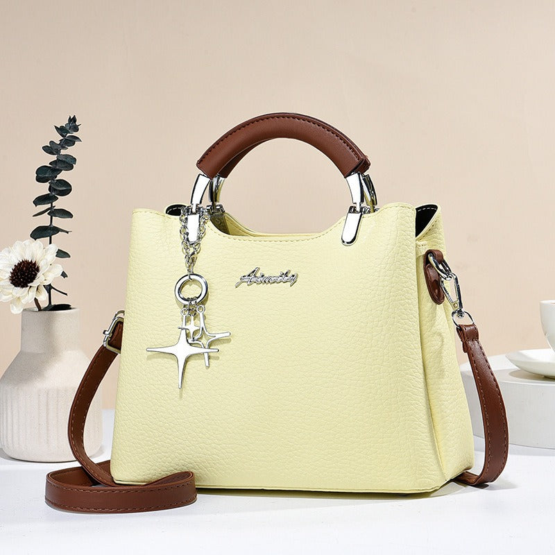 Bolso de mano para mujer de piel sintética con colgante decorativo - Giana