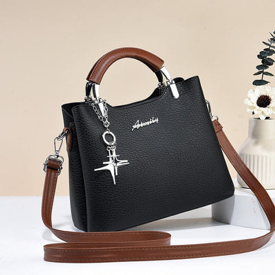 Bolso de mano para mujer de piel sintética con colgante decorativo - Giana