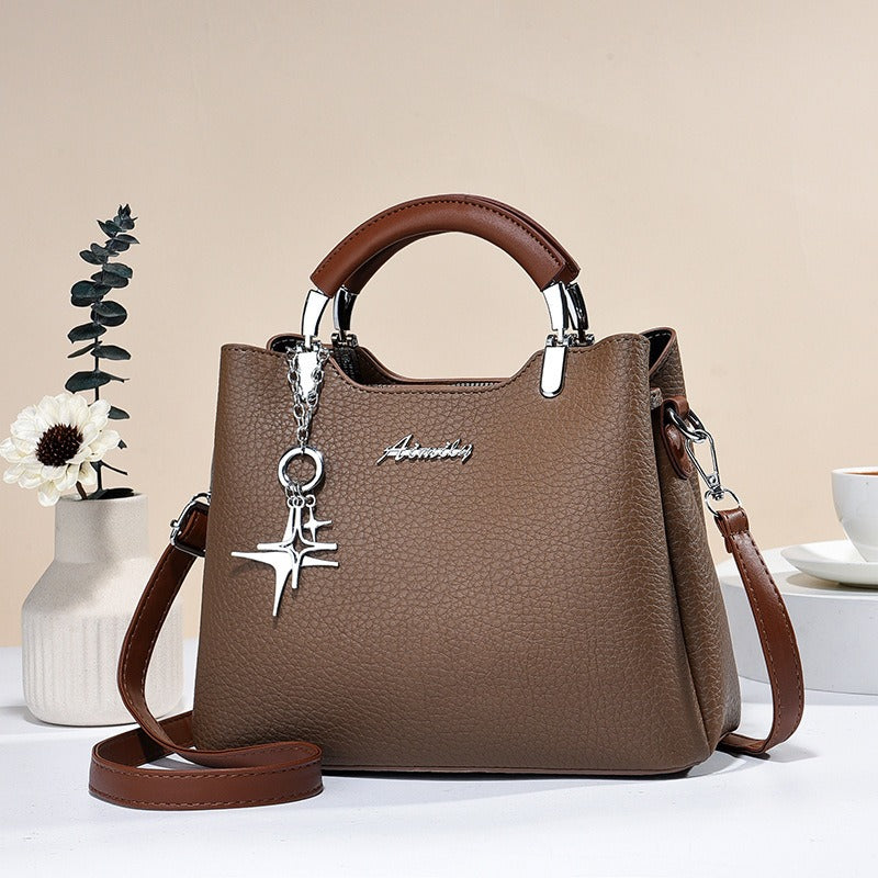 Bolso de mano para mujer de piel sintética con colgante decorativo - Giana
