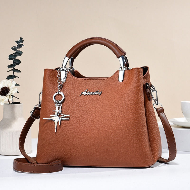 Bolso de mano para mujer de piel sintética con colgante decorativo - Giana