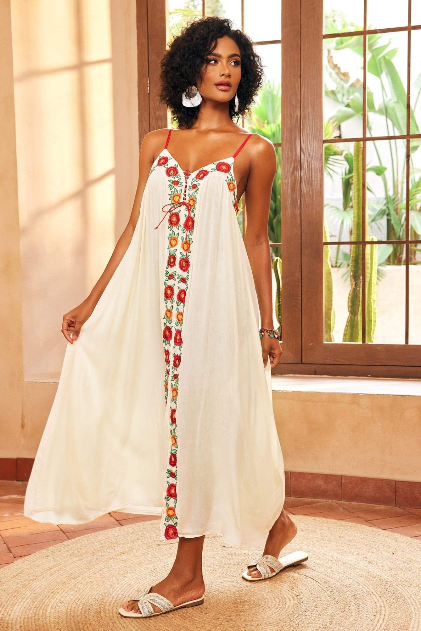 Mila - Vestido Slip Maxi con Escote en V Bordado Floral