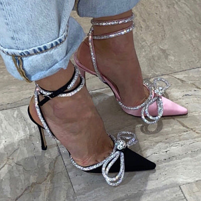Layla - Zapatos de tacón mariposa de satén con puntera puntiaguda
