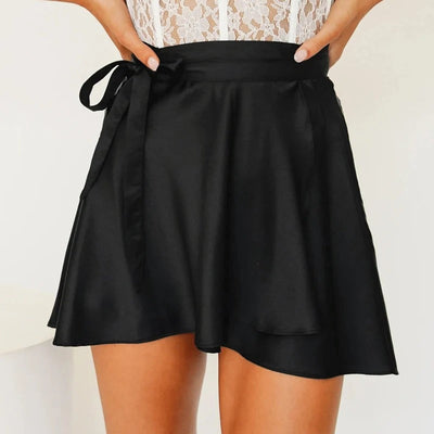 Elegante y femenina falda envolvente de satén de talle alto, perfecta para looks refinados y veladas especiales