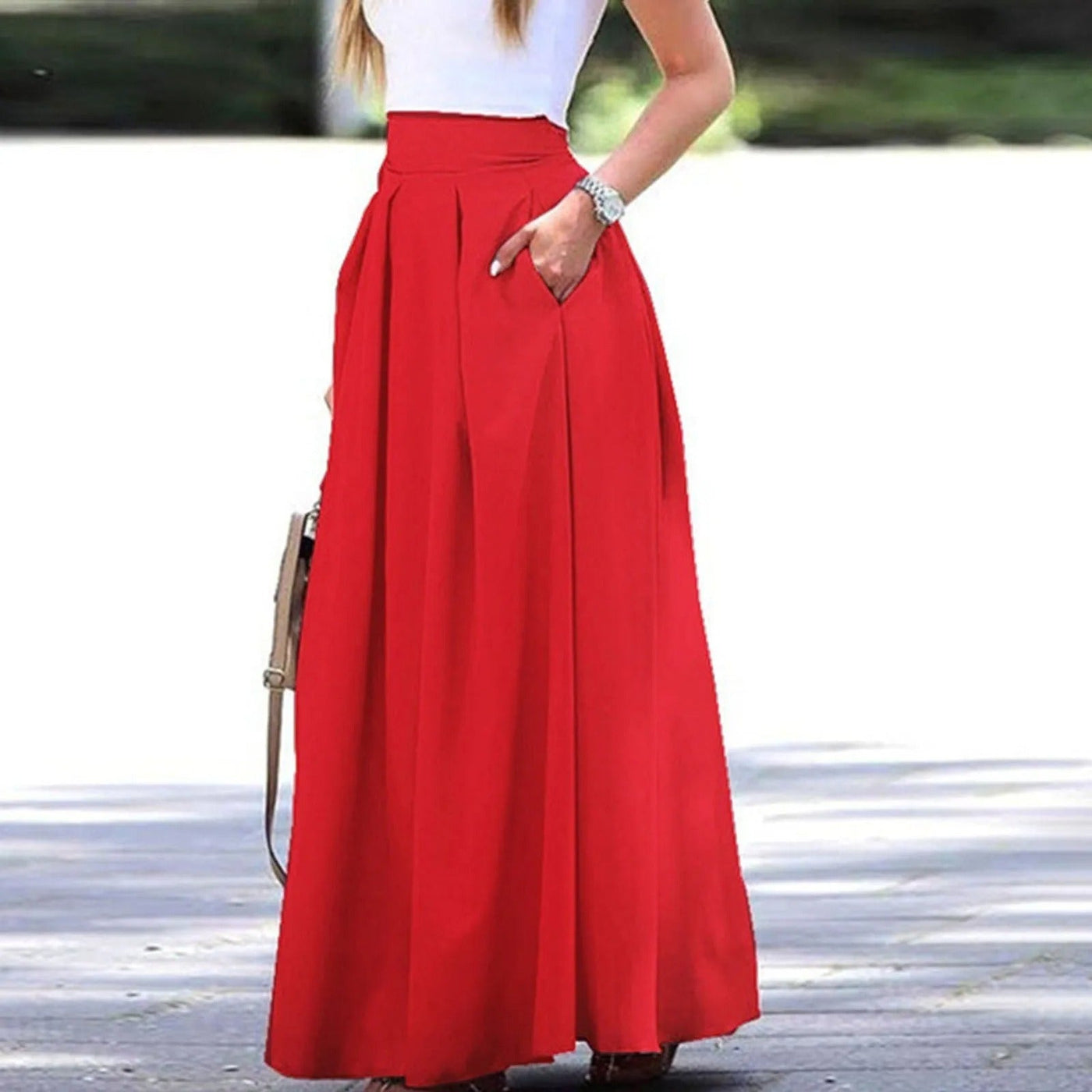 Elegante y fluida falda plisada de talle alto, ideal para un look sofisticado y femenino