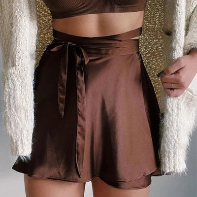 Elegante y femenina falda envolvente de satén de talle alto, perfecta para looks refinados y veladas especiales